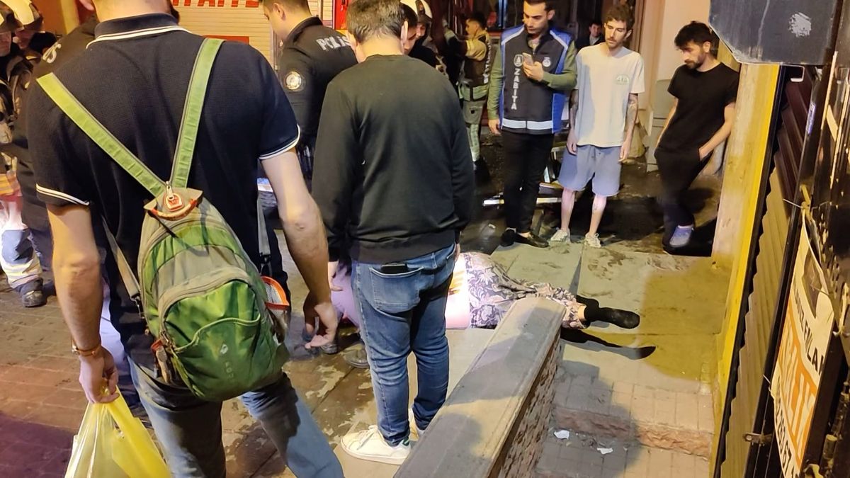 İstanbul'da evini yakmaya çalışıp kendisine yaklaşanları bıçakla tehdit etti