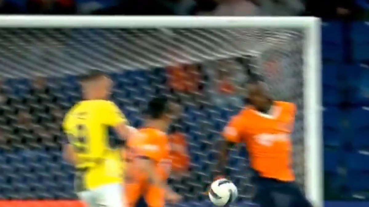 Fenerbahçe penaltı bekledi! Hakem VAR'dan izleyip oyunu sürdürdü