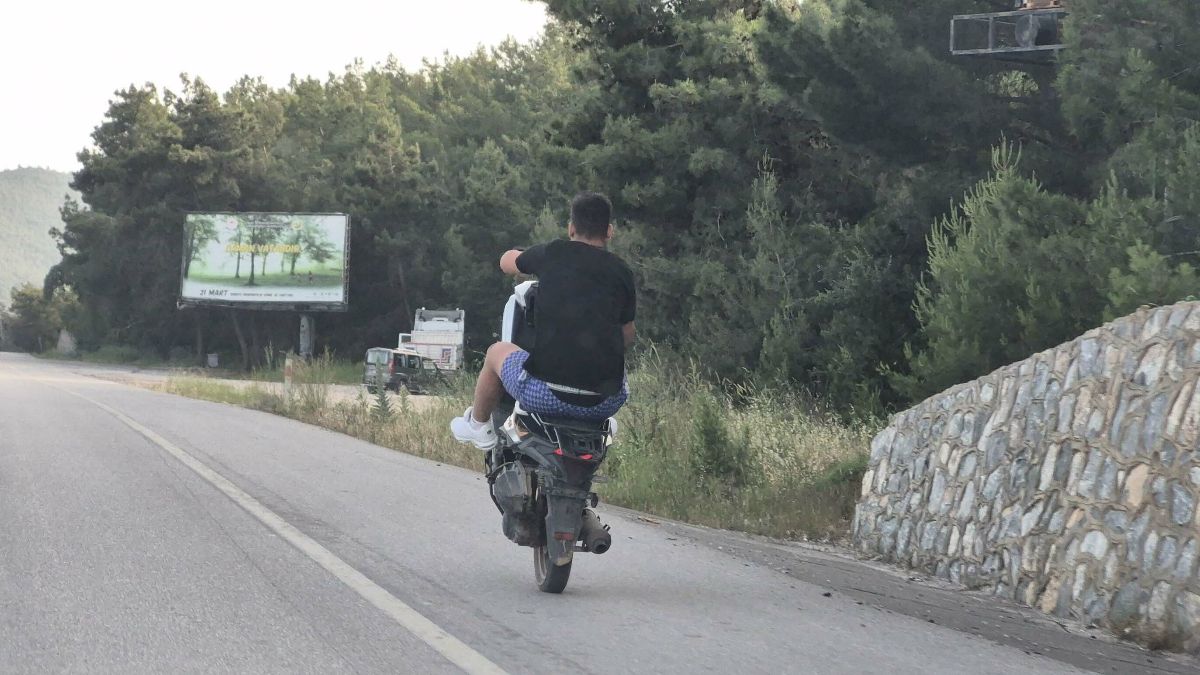 Muğla'da motosiklet sürücüsünün tehlikeli yolculuğu
