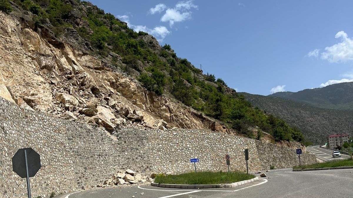 Gümüşhane'de heyelan nedeniyle mahalle yolu ulaşıma kapatıldı