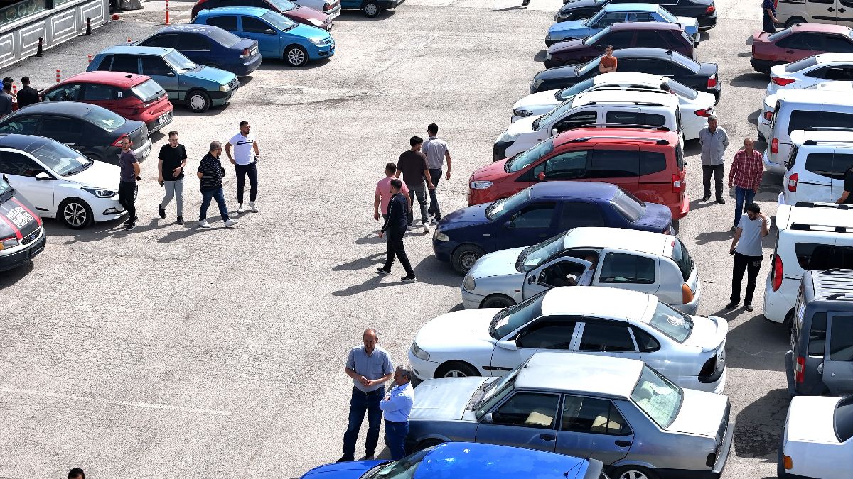 Malatya Açık Oto Pazarı'nda satıcı da alıcı karşılıklı bekliyor