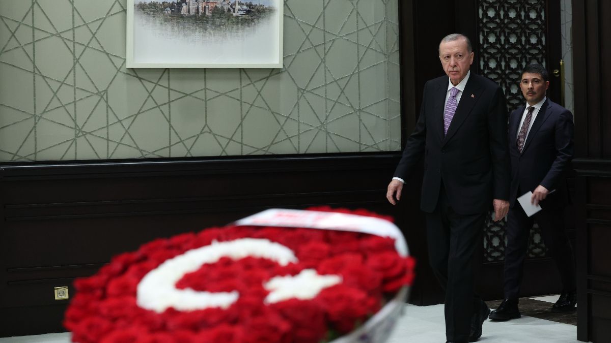 Devlet Bahçeli'den Kabine'ye Türk bayraklı çiçek