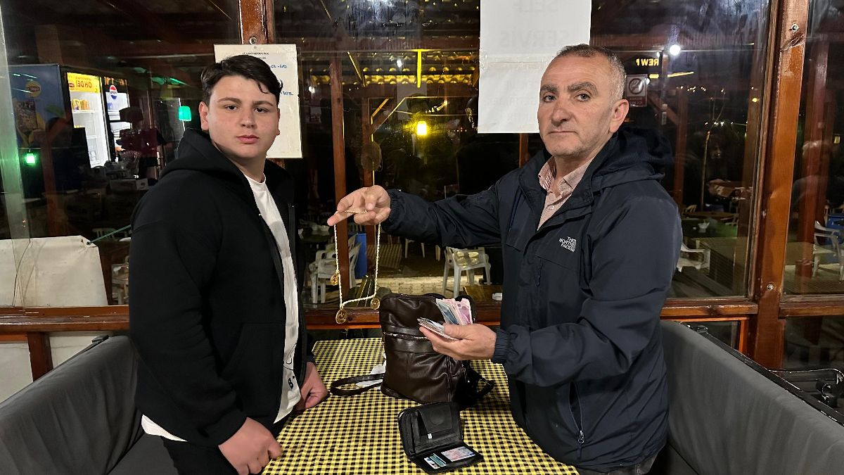 Bursa'da altın dolu çantayı sahibine teslim etti
