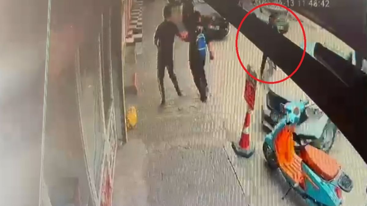 Adana'da hafif ticari araç bisikletliye çarpıp kaldırıma çıktı