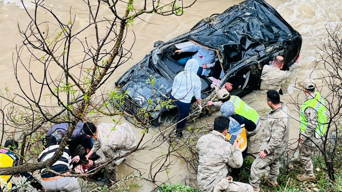 Gümüşhane'de otomobil dereye uçtu: 1 çocuk hayatını kaybetti