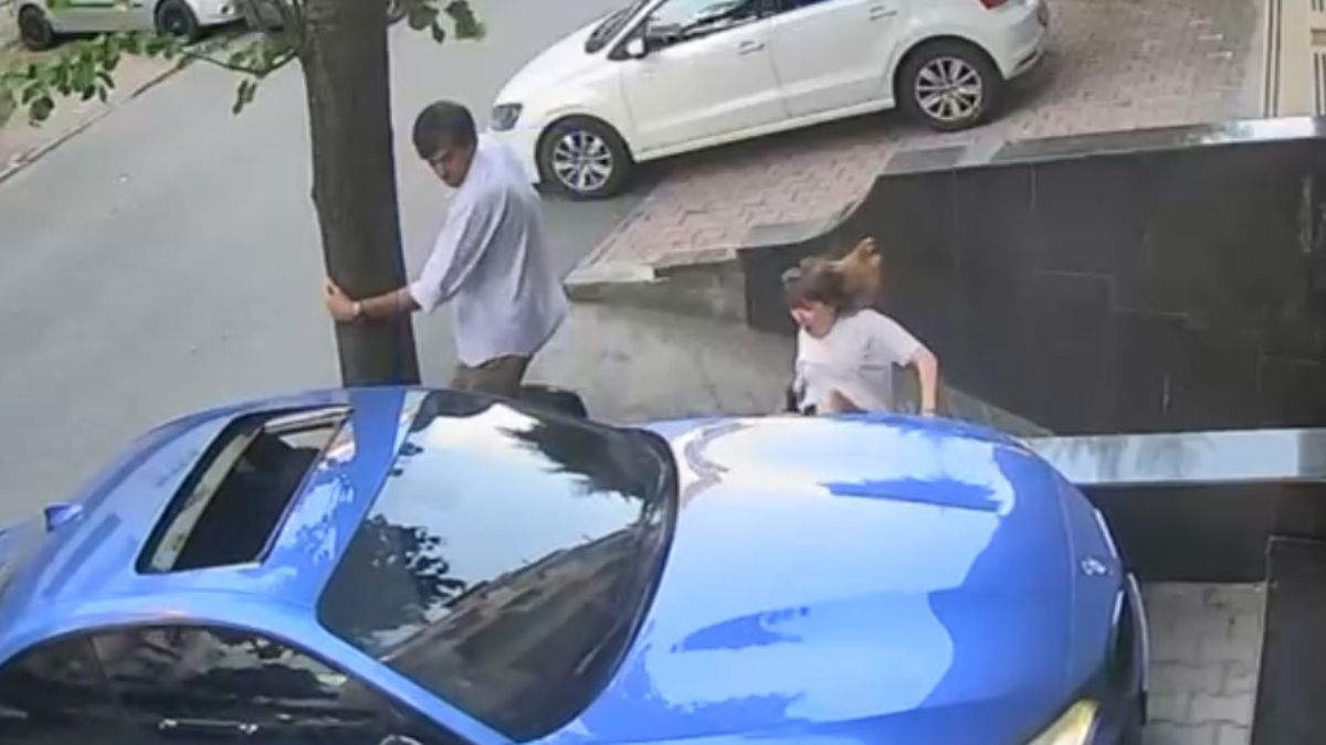 İstanbul'da boşandığı eşinin üzerine aracını sürdü