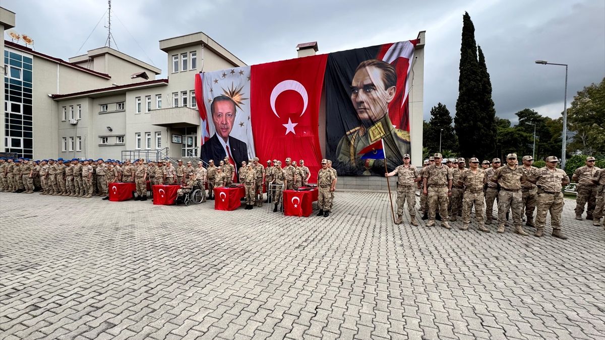 Hatay'da engelli gençler üniforma giyip bir günlüğüne asker oldu