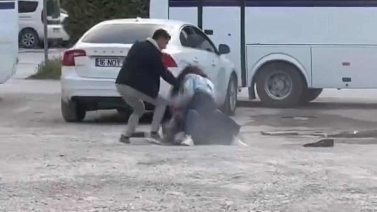 Bursa’da iki genç kızın kavgası kamerada
