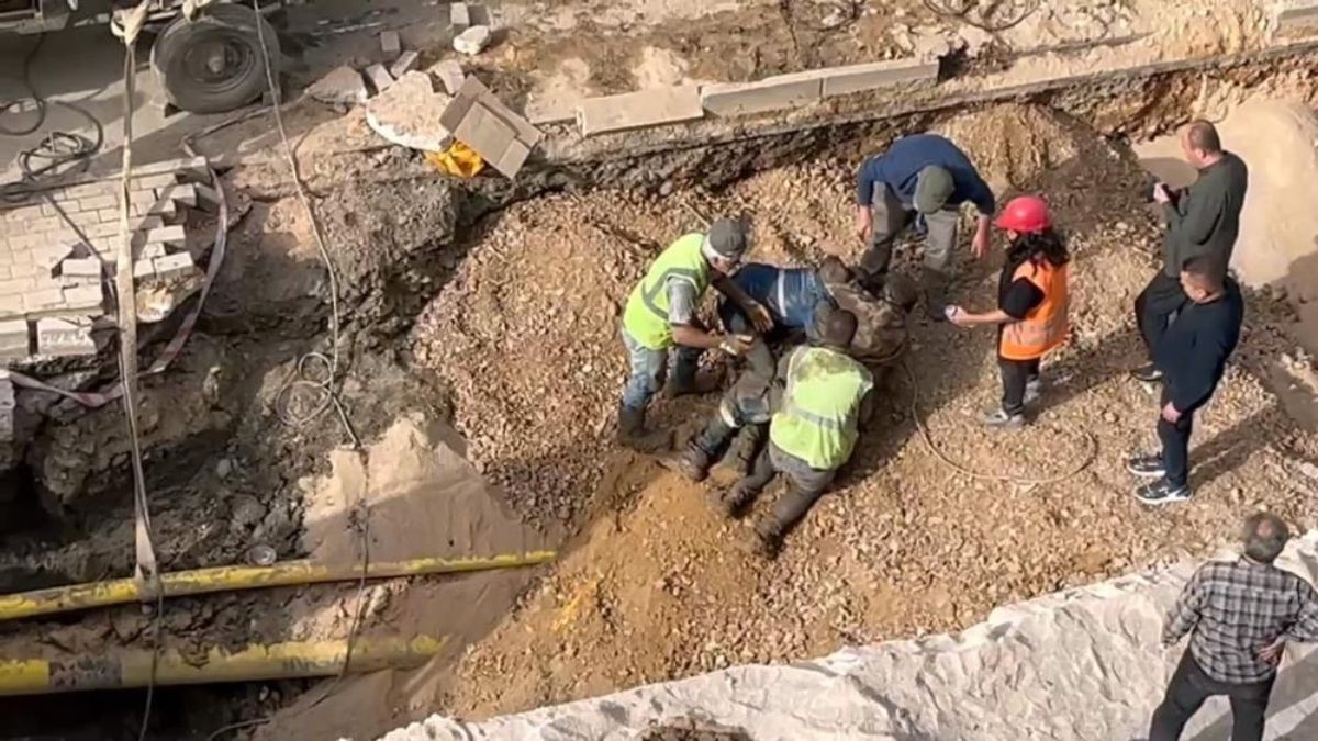 Bursa’da toprak altında kalan işçi ağır yaralandı