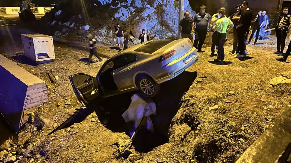Hatay'da navigasyona uyan sürücü aracıyla şantiyeye düştü