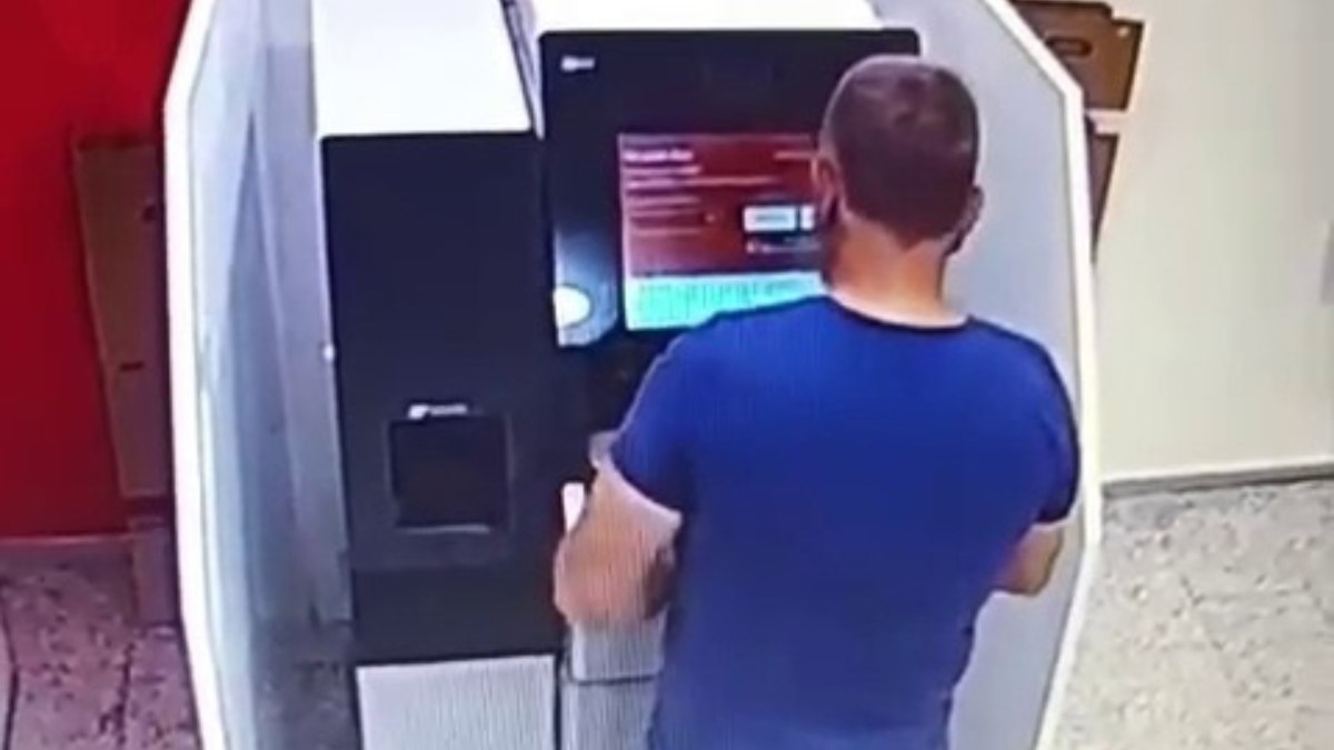 Adana'da ATM'de unuttuğu 13 bin lirayı çaldırdı