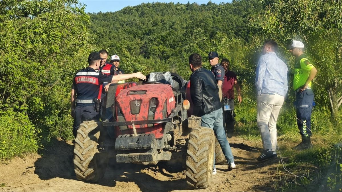 Bursa'da babasının kullandığı traktörün altında kalan çocuk can verdi
