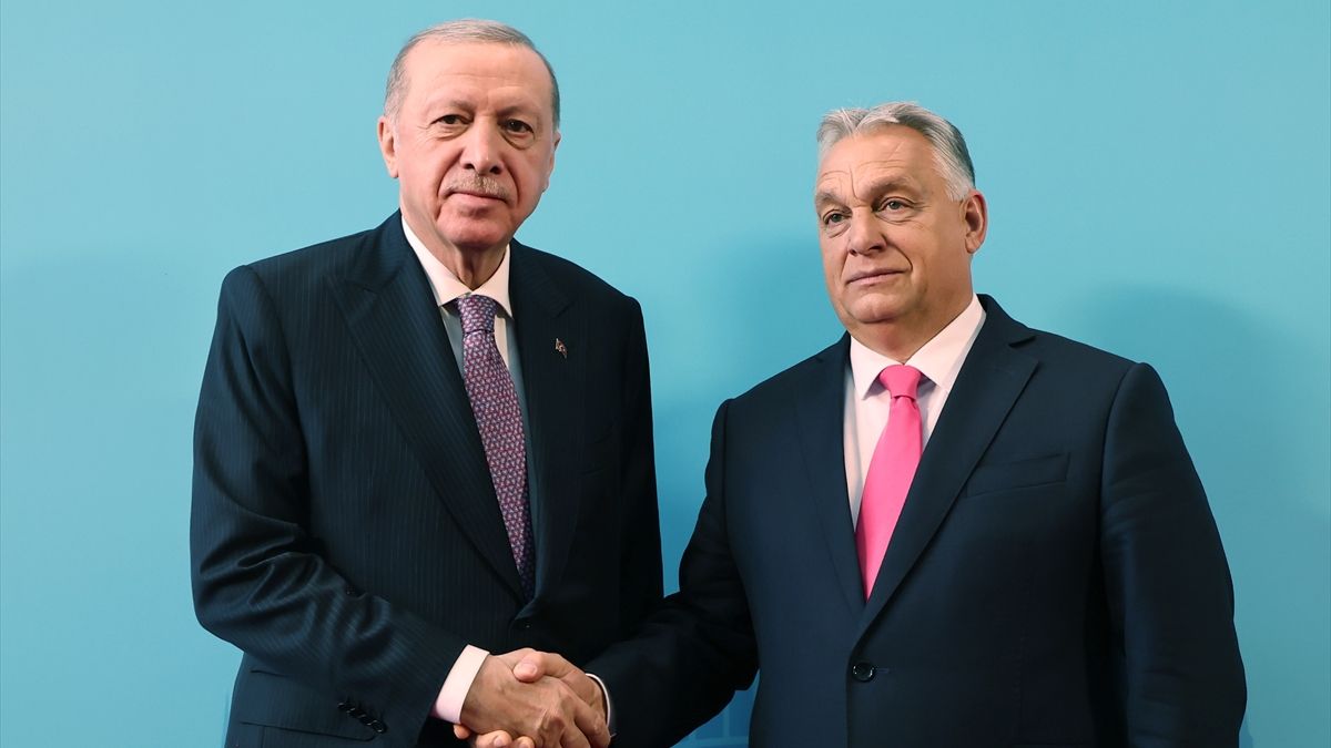 Cumhurbaşkanı Erdoğan'ın Macaristan'da liderlerle samimi sohbeti