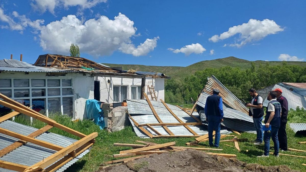 Kars'taki fırtınada 8 ev ve 3 ahırın çatısı uçtu