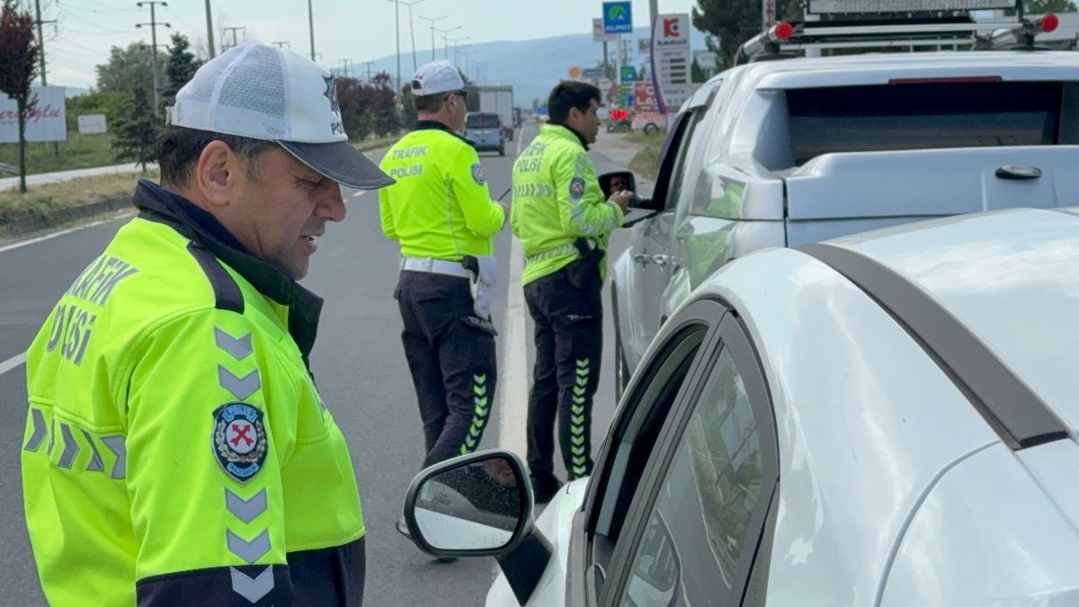 Düzce'de kırmızı ışıkta geçenler havadan yakalandı