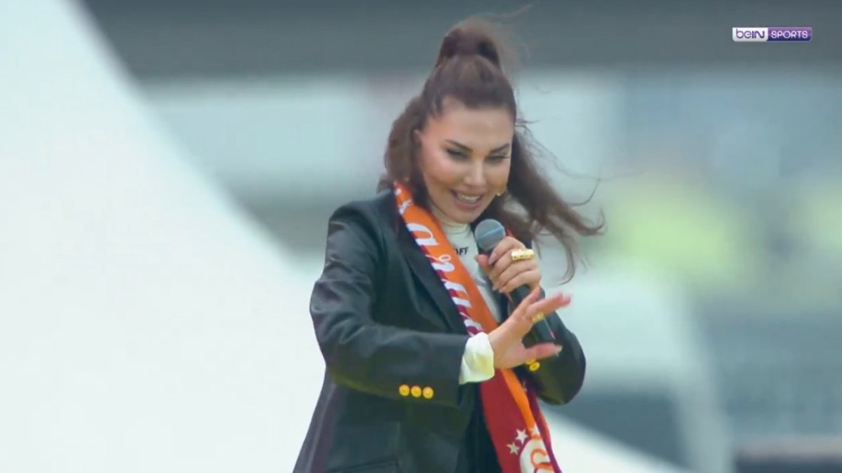 Ebru Yaşar, Galatasaraylıları şarkılarıyla coşturdu
