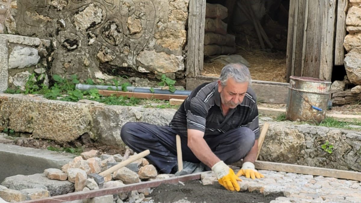 Erzincan'ın taş ustası, azmiyle kendine hayran bırakıyor