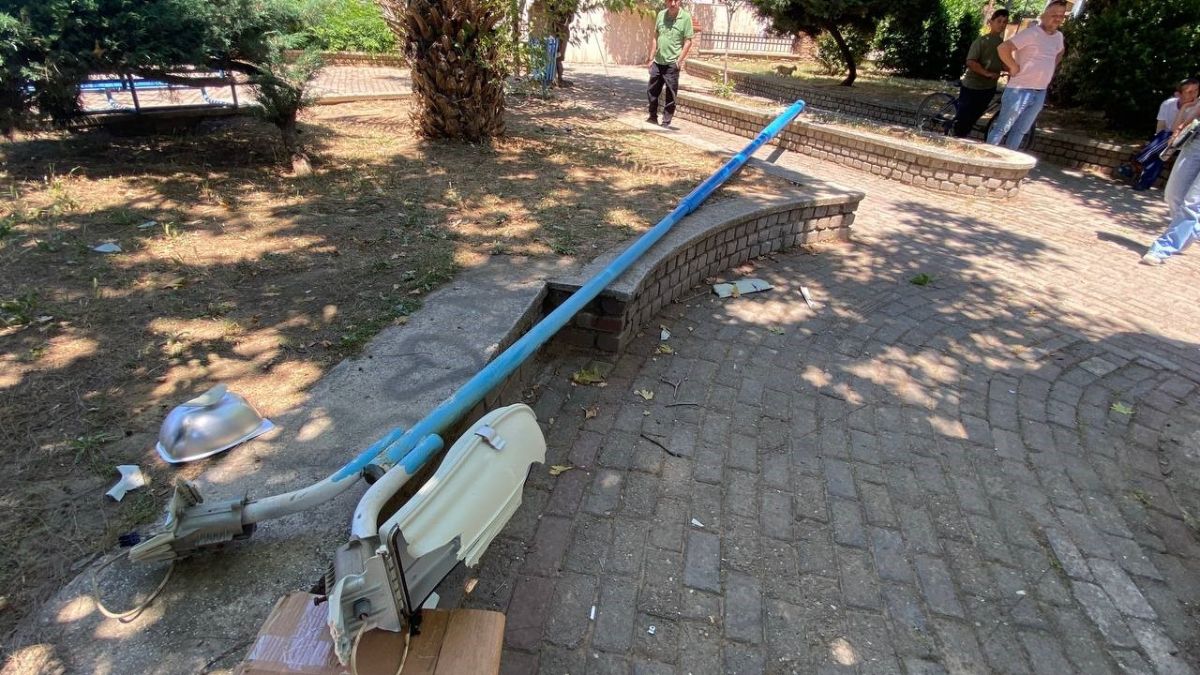 Aydın'da parkta oturanların üzerine aydınlatma direği devrildi: 2 yaralı