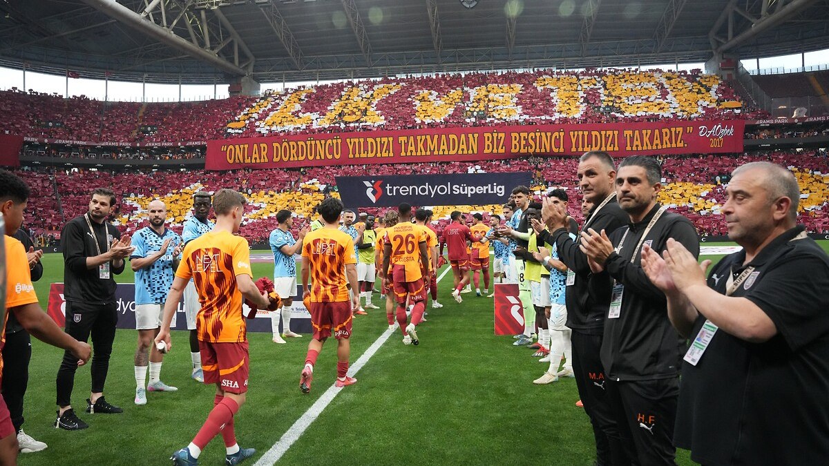 Başakşehir, şampiyon Galatasaray'ı alkışladı