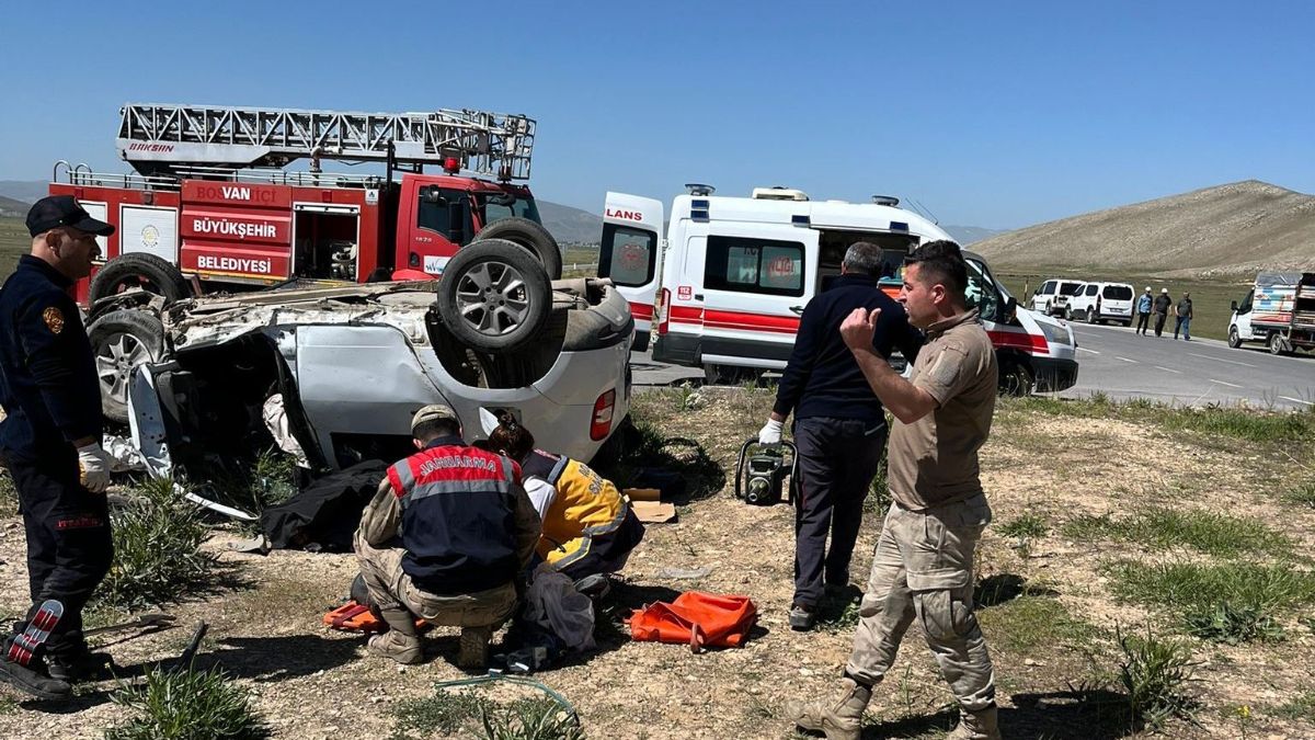 Van'da iki araç kafa kafaya çarpıştı