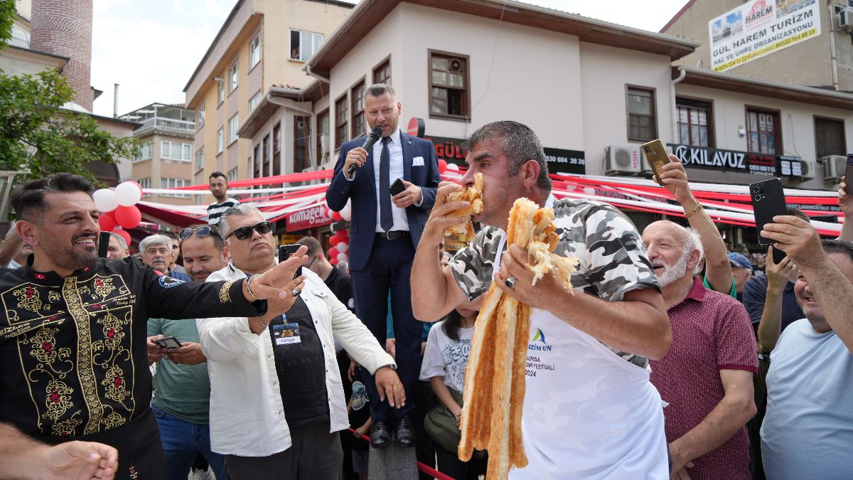Bursa'da en uzun börek yarışmasında 11 metre börek yedi