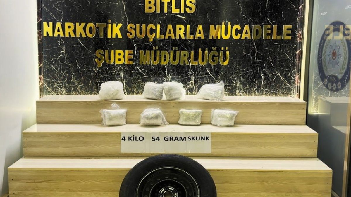 Bitlis'te otomobilin yedek lastiği içinde 4 kilo uyuşturucu ele geçirildi