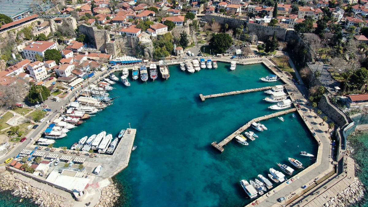 Antalya’da 174 turizm işletmesinin ruhsatı askıya alındı
