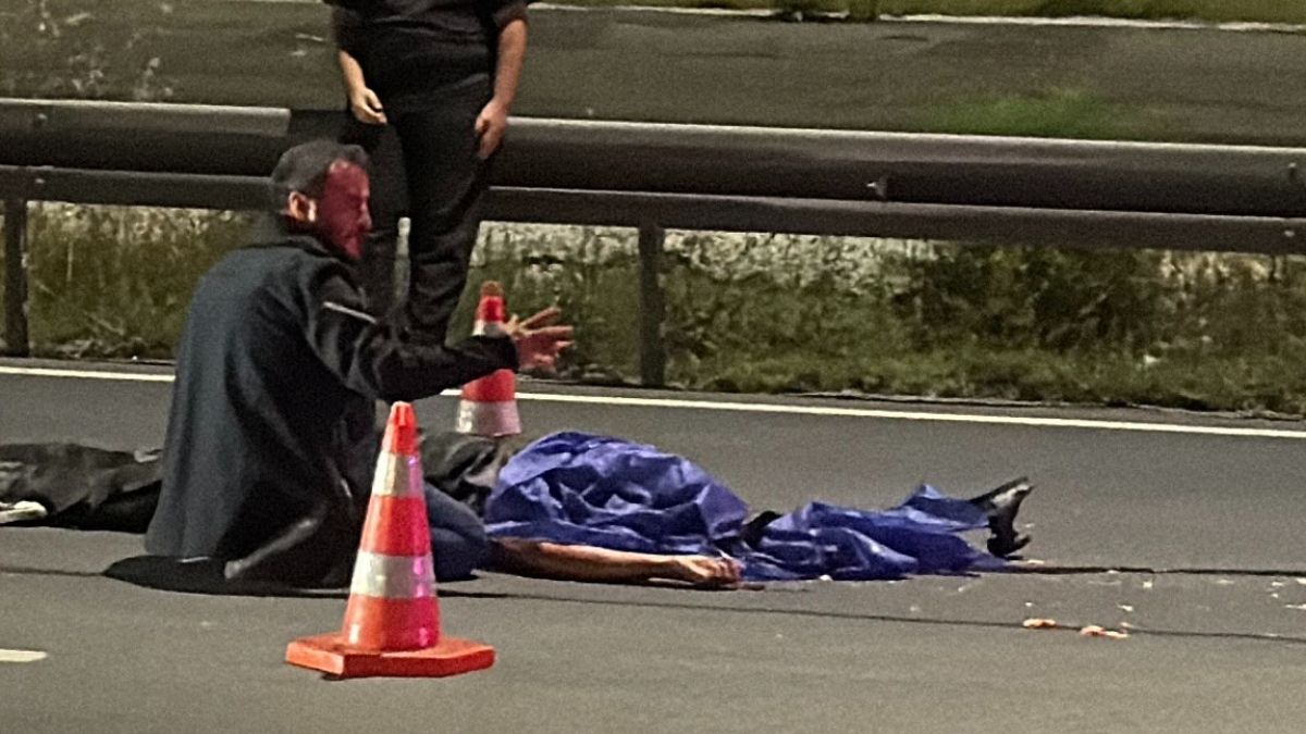 İstanbul’da otomobilin çarptığı yaya araçların altında kaldı