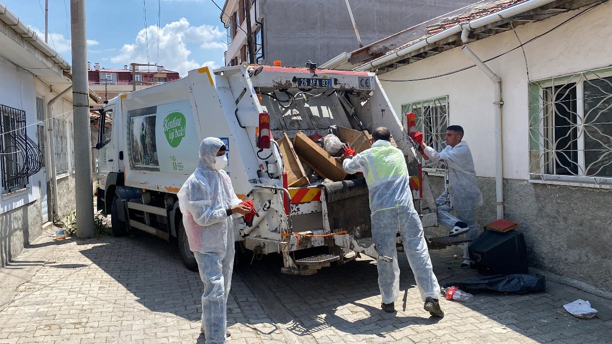Eskişehir'de çöp evden 2 kamyon atık çıkarıldı