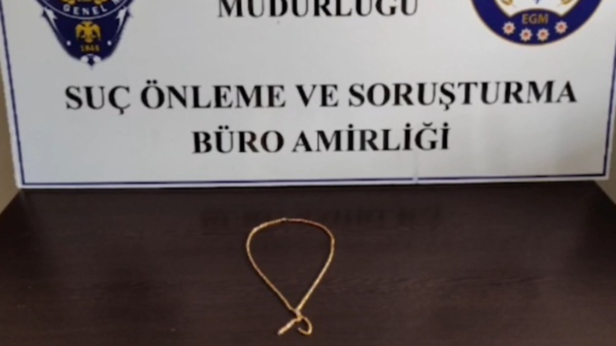 Kayseri'de otobüste düşürülen altın kolyeyi aldığı anlar kamerada