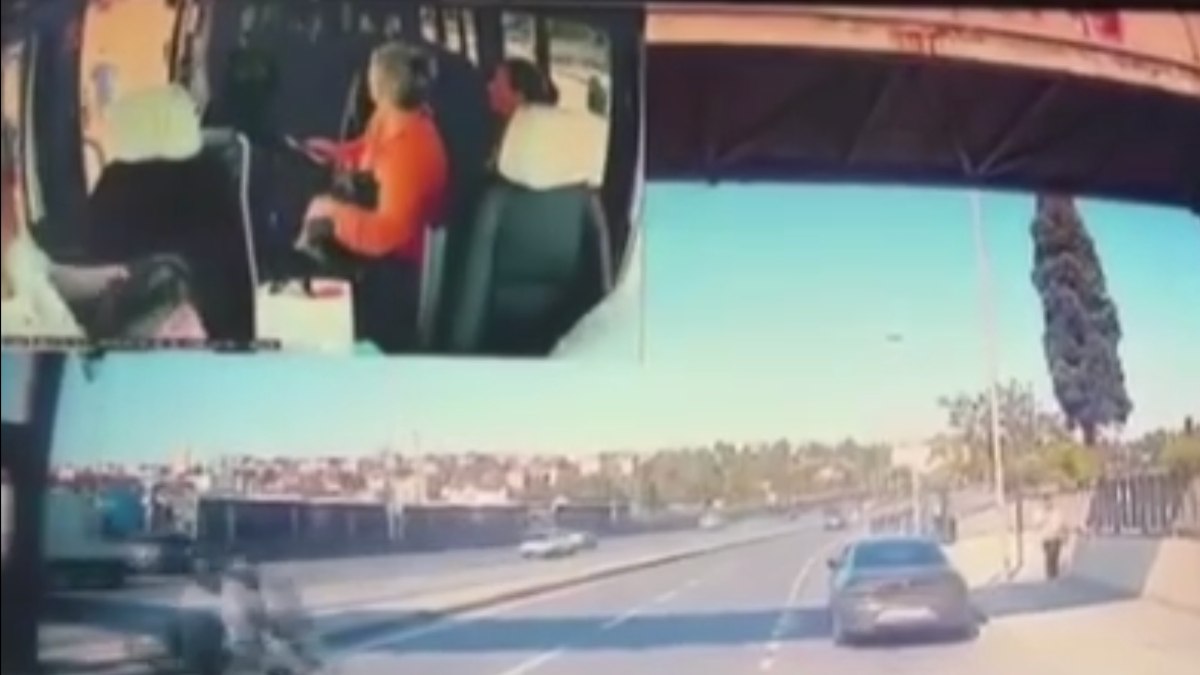İstanbul'da kontrolsüz yola çıktı: Kaza yapınca bıçakla diğer sürücüye saldırdı