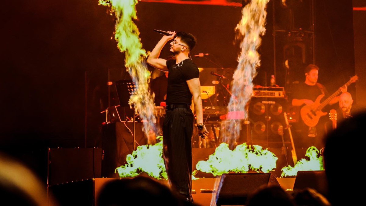 Şarkıcı Semicenk'in ezan hassasiyeti! Konserine ara verdi