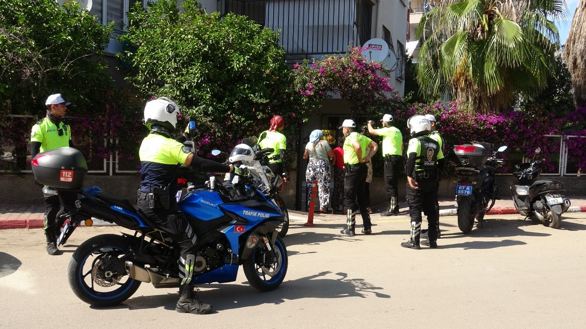 Antalya'da marketten ürün çalıp kıyafetlerine gizleyen kadınlar takside yakalandı