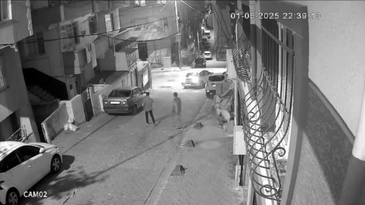 İstanbul'da çocuklar bir evin balkonuna torpil atıp kaçtı