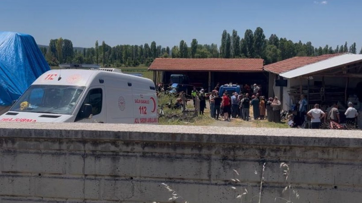 Kütahya'da kıyafetini traktörün şaftına kaptıran genç can verdi