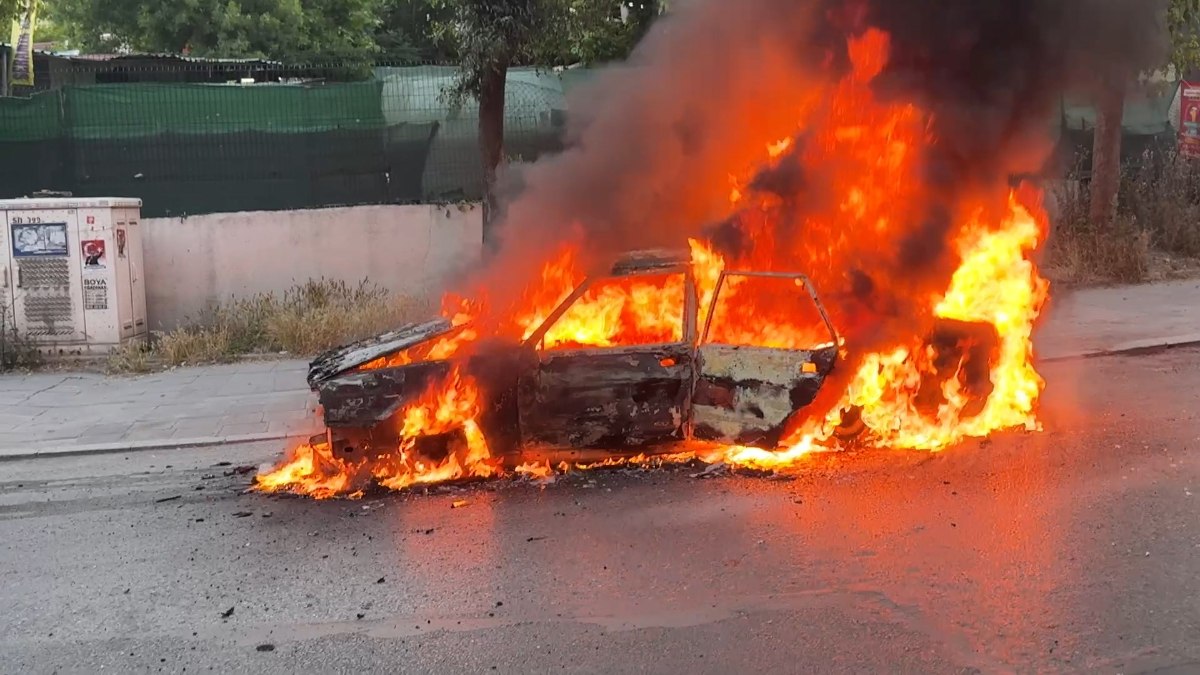 Avcılar'da otomobil alev alev yandı