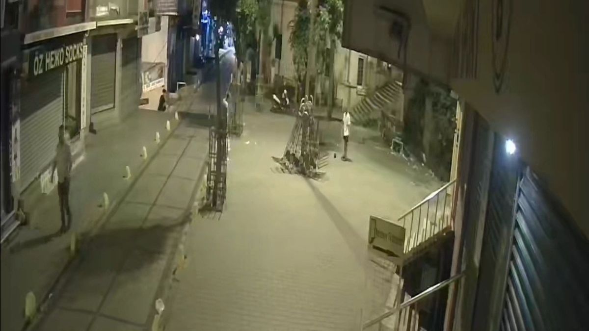 İstanbul'da bıçakladığı kişinin başında bekleyip cep telefonunu çalıp kaçtı