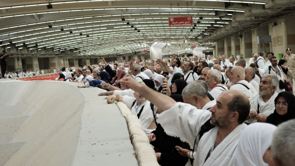 Hacı adayları Kurban Bayramı'nın 1. günü şeytan taşladı