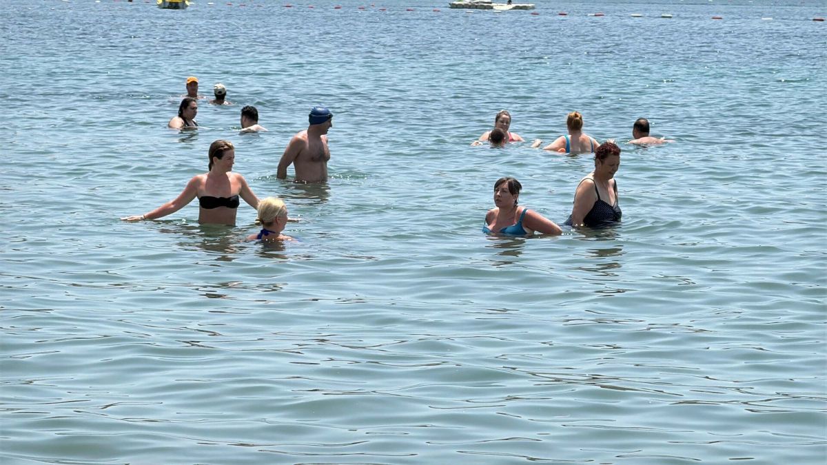 Bodrum ve Antalya'da sahiller doldu
