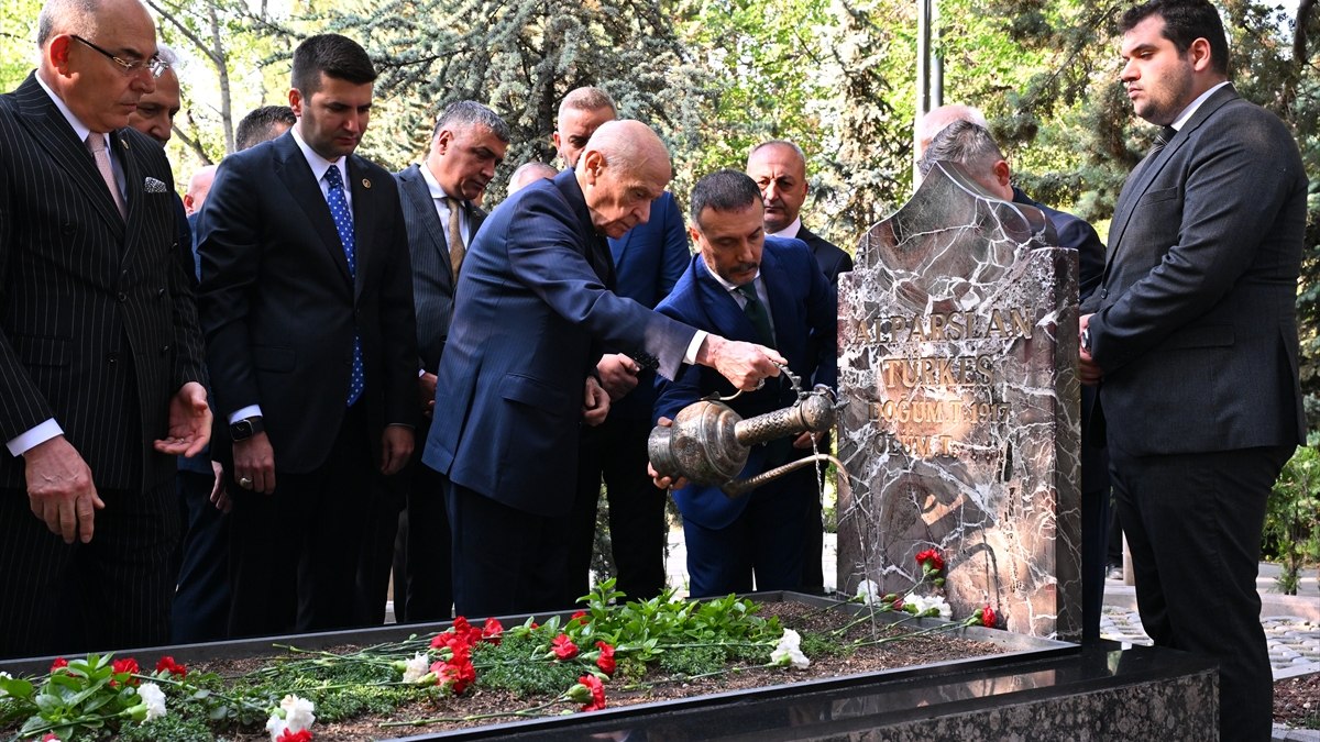 Devlet Bahçeli'den Alparslan Türkeş'in kabrine bayram ziyareti