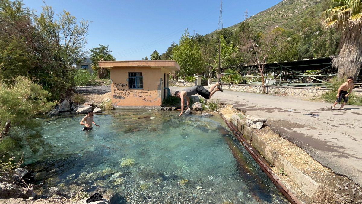 Hatay'da vatandaşlar serinlemek için doğal kaynak suyuna akın etti