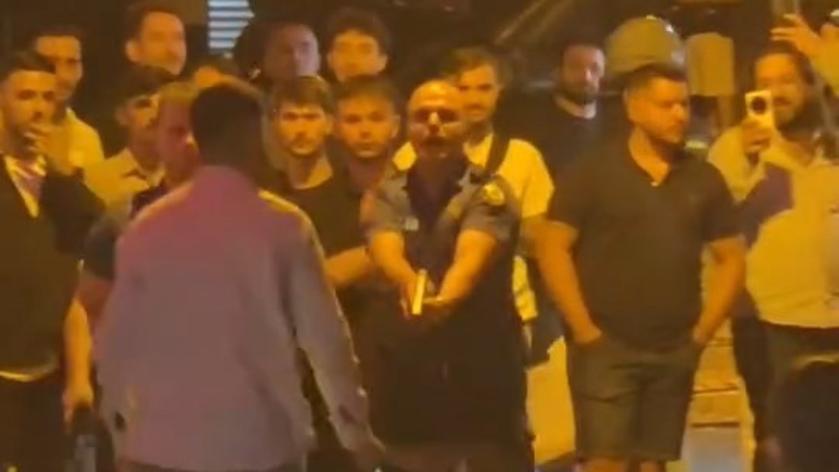 İstanbul'da döner bıçağı dehşeti: Kendisine zarar verip, çevredekileri tehdit etti
