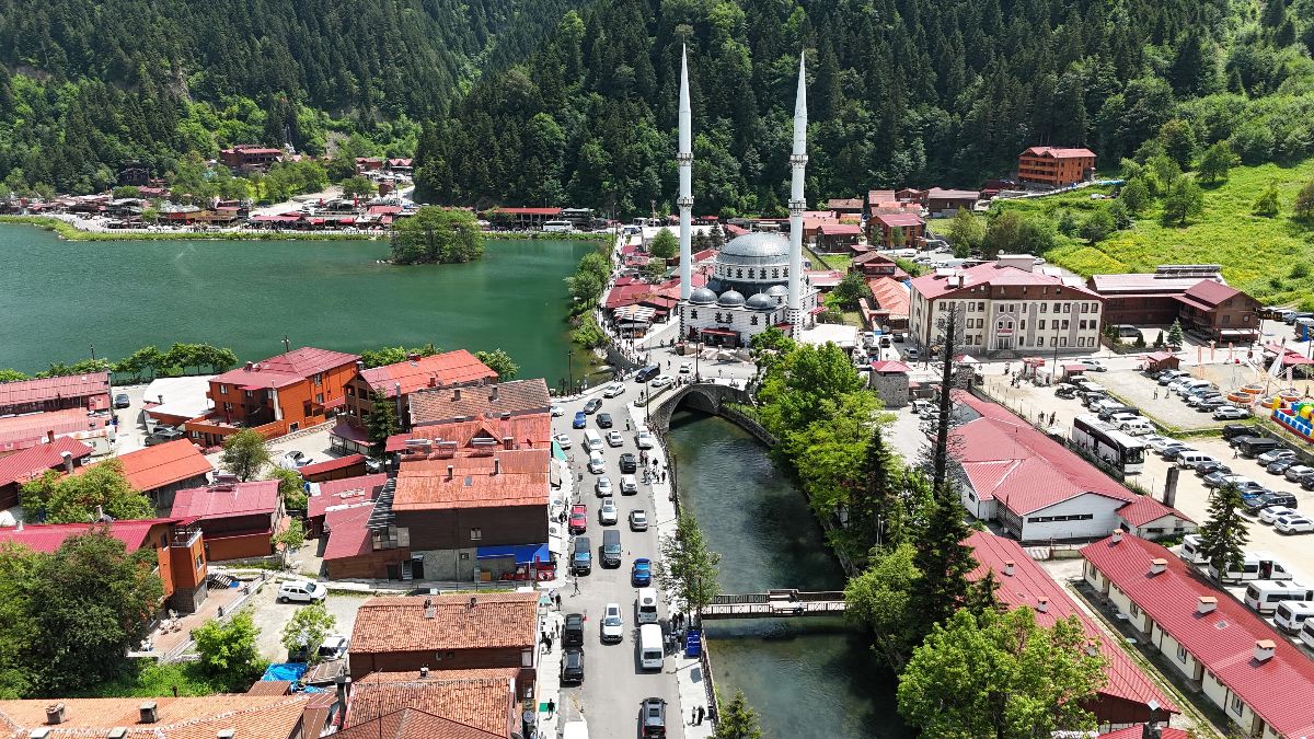 Uzungöl'e turist akını: Bayramda binlerce kişi geldi