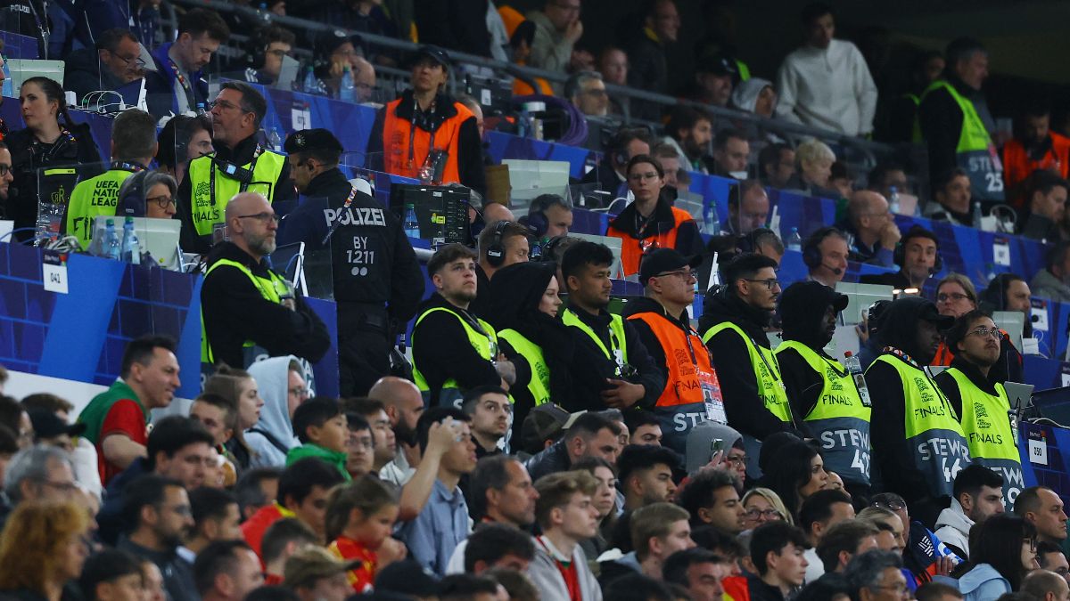UEFA Uluslar Ligi final maçında bir taraftar yaşamını yitirdi
