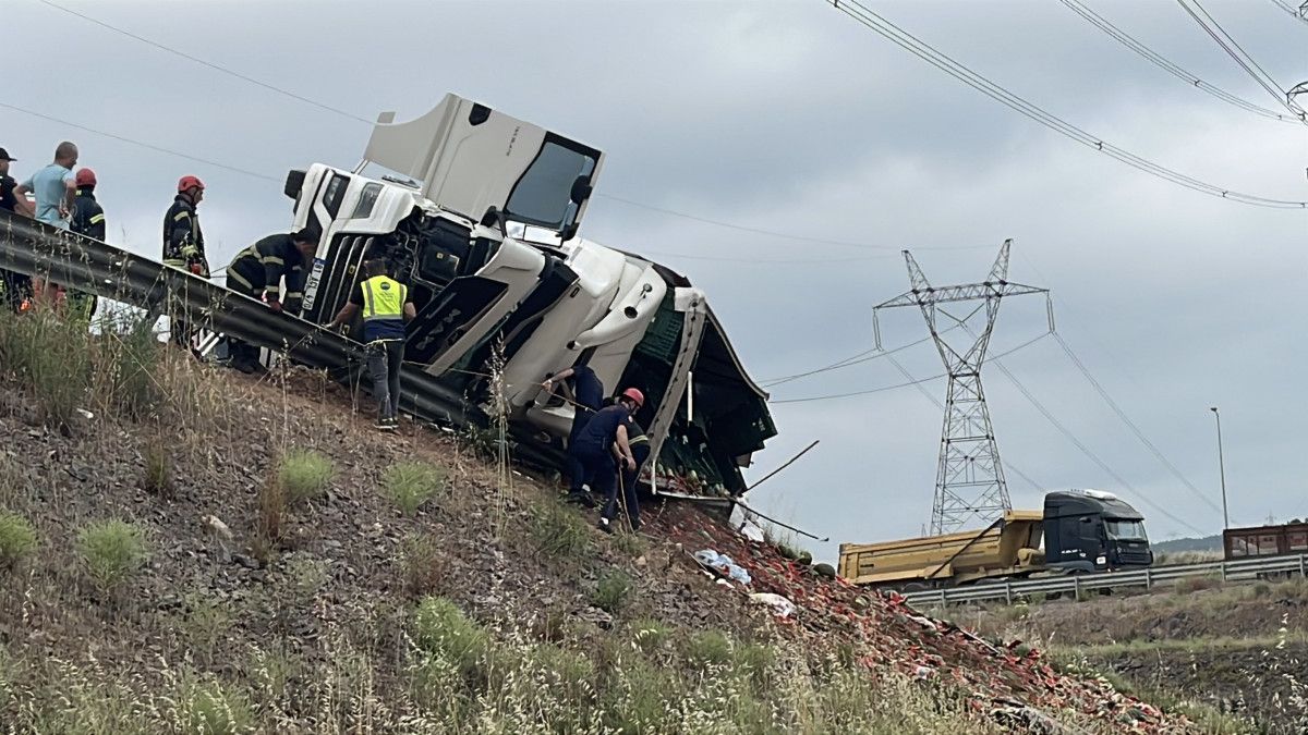 Kocaeli'de karpuz yüklü tır devrildi; 1 ölü, 3 yaralı
