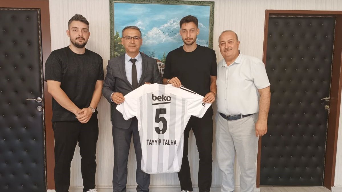 Tayyip Talha Sanuç'tan lise öğretmenine forma jesti