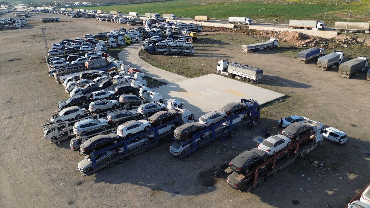 Uzak Doğu'dan getirilen ikinci el araçlar, Suriye'ye taşınıyor