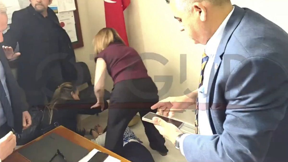 KKTC'de başörtülü öğrenciyi içeri almamaya çalışan müdür baygınlık geçirdi