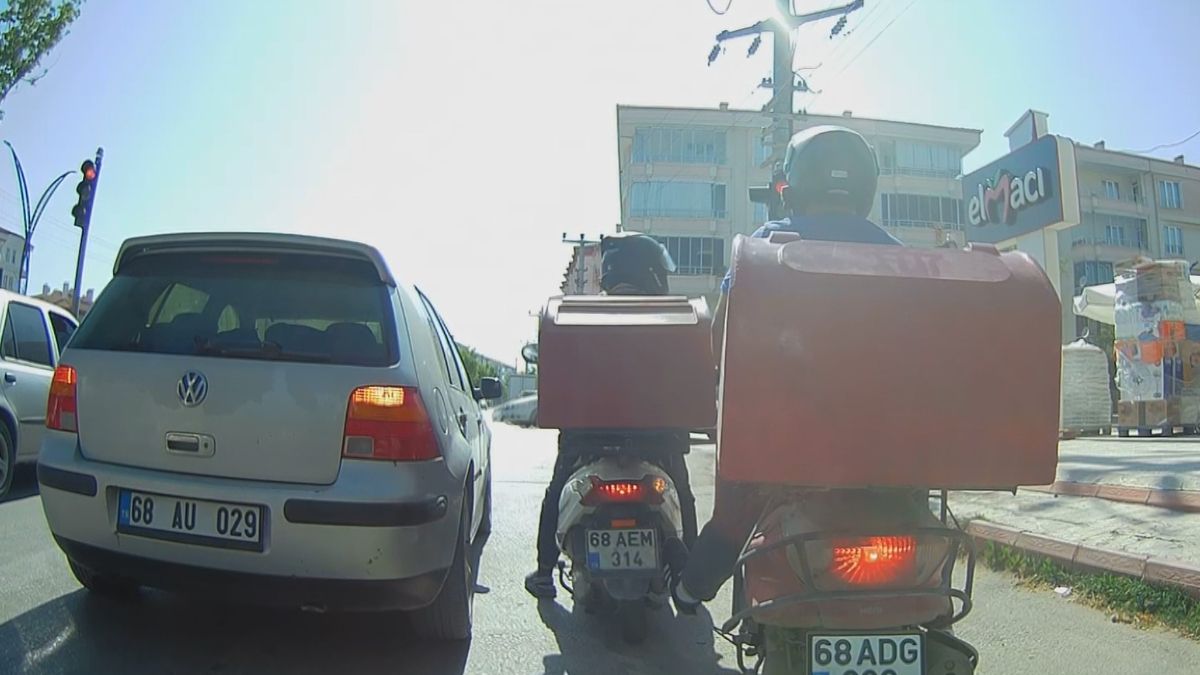 Aksaray'da kuryelerin tehlikeli yolculuğu kameralara yansıdı