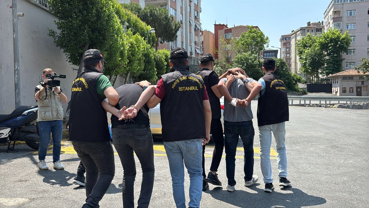 İstanbul'da kahvehanede silahını gösterdi: Kalbinden vuruldu